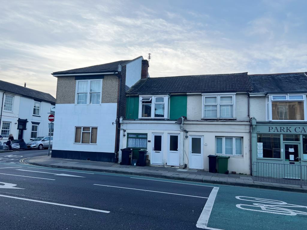 Lot: 68 - FLAT FOR INVESTMENT - Front of the Building